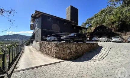 Loja para alugar na rua Lauro Linhares, principal via da Trindade