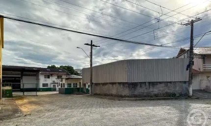 Galpão ideal para operações logísticas em São José, com amplo espaço de estacionamento