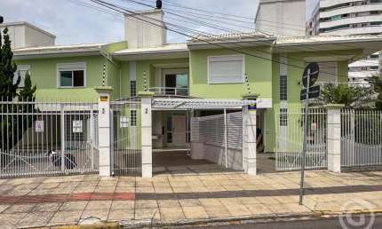 Residência confortável com excelente localização no Estreito, Florianópolis