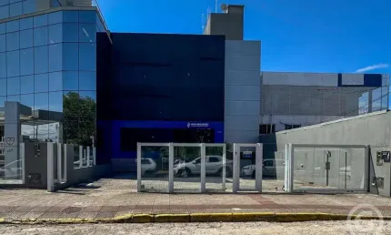 Espaço comercial estratégico com ampla área em florianópolis