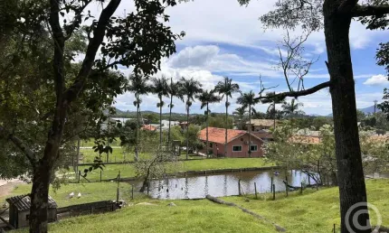 Casa comercial com amplo terreno e diversas comodidades em Ribeirão da Ilha