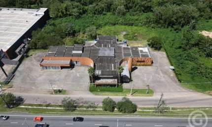 Loja ampla e estratégica, em Florianópolis, com ampla área de estacionamento