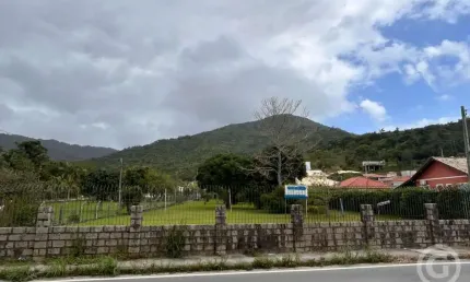 Casa comercial ampla e versátil no Ribeirão da Ilha