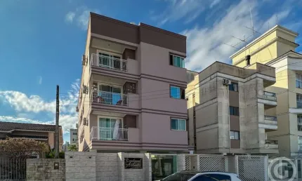 Apartamento mobiliado, com três quartos, no coração do bairro Pagani