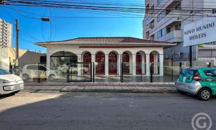 Casa de esquina com amplo terreno na região continental: localização estratégica para o seu negócio.