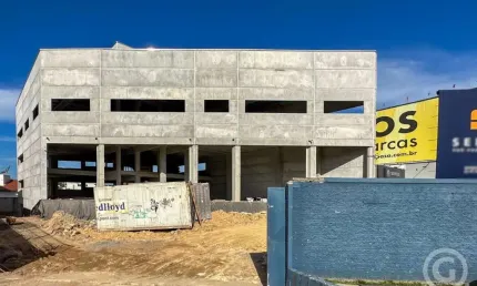 Sua oportunidade de negócio no Centro de Palhoça, com vasto espaço e estacionamento