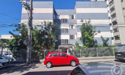 Apartamento semimobiliado no coração de Florianópolis