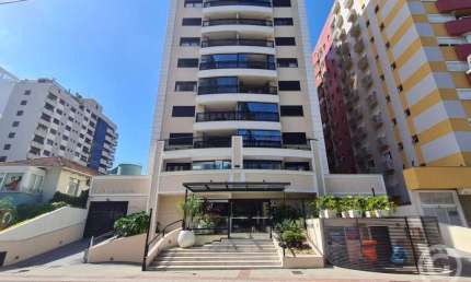 Apartamento amplo e semimobiliado no Centro de Florianópolis