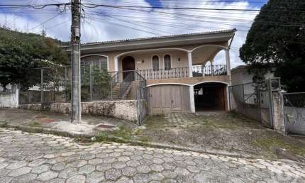 Ampla casa semimobiliada no bairro Trindade: espaço e conforto para toda a família