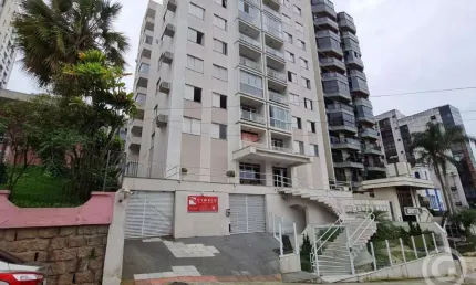 Apartamento semimobiliado, com vista para o mar, no Centro de Florianópolis