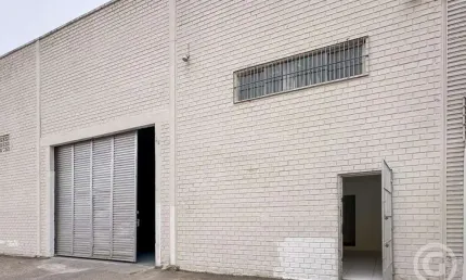 Galpão estratégico para logística em São José, com 722 m² e várias salas