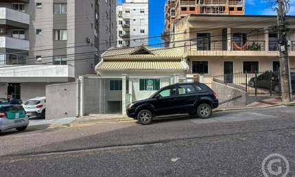 Casa comercial ampla e estratégica em Barreiros, São José