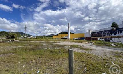 Terreno amplo disponível para alugar em local estratégico em Florianópolis