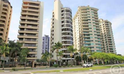 Desfrute da vista para o mar em um apartamento alto padrão na Beira-Mar Norte