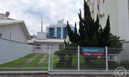 Residência semimobiliada com amplo terreno em Pagani, Palhoça