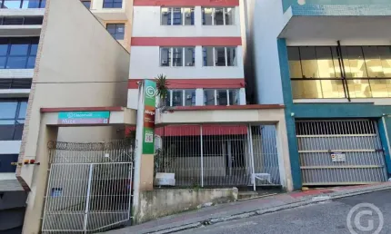 Prédio comercial para alugar no coração de Florianópolis com amplo espaço e estacionamento