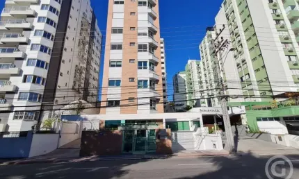 Apartamento espaçoso com vista parcial para o mar em Agronômica