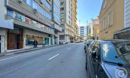 Loja ampla e estratégica no Centro de Florianópolis - Ideal para o seu negócio prosperar