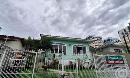 Casa semimobiliada com espaço gourmet e jardim no Jardim Cidade de Florianópolis