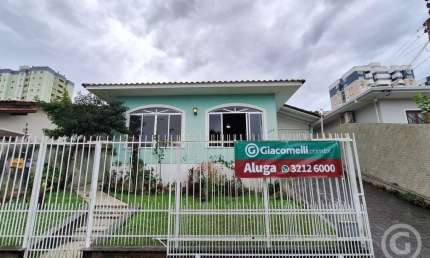 Casa comercial com localização privilegiada e três vagas de garagem em São José