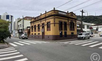Imóvel comercial na Avenida Hercílio Luz, localização estratégica em Florianópolis