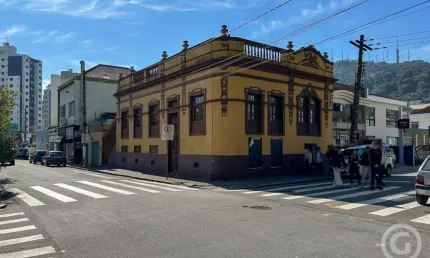 Imóvel comercial na Avenida Hercílio Luz, localização estratégica em Florianópolis