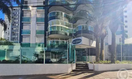 Conforto e praticidade em um amplo apartamento mobiliado no Centro de Florianópolis