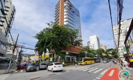 Sala comercial mobiliada no Centro de Florianópolis: conforto e praticidade na melhor localização