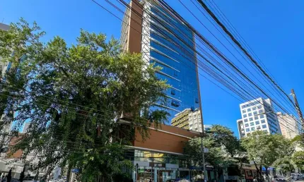 Sala comercial mobiliada no Centro de Florianópolis: conforto e praticidade na melhor localização