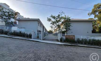 Casa com três dormitórios em condomínio fechado em Forquilhas