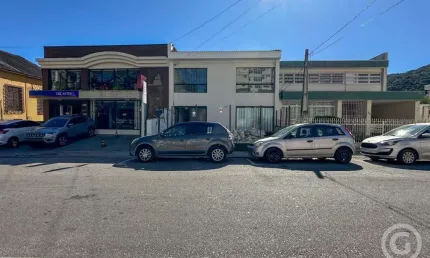Imóvel comercial no centro de florianópolis: espaçoso e estratégico