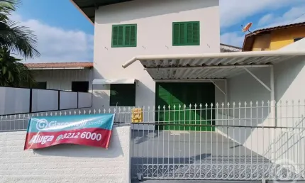 Casa com 3 quartos para alugar na Rua Daria Merize Koerich, 271, Centro, São José