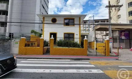Espaço comercial ideal no centro de florianópolis com ampla área e estrutura flexível