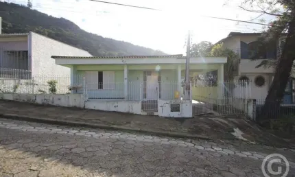 Descubra o conforto e a praticidade nesta espaçosa casa em trindade