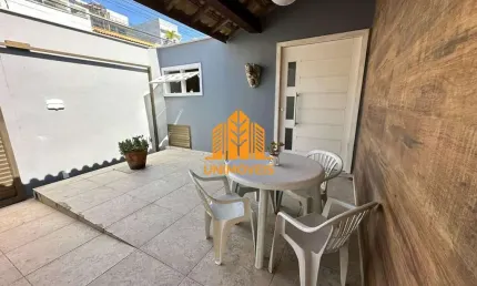 Casa Independente linear com três quartos sendo duas suites a 50 metros da Praia