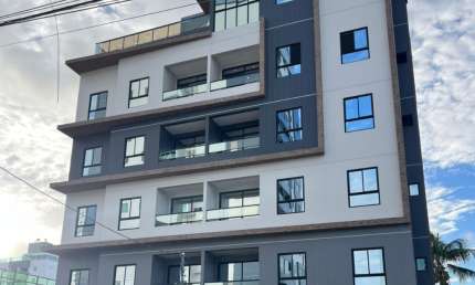 Apartamento novo próximo à praia com elevador e lazer
