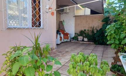 Casa Ampla com 2 Quartos (1 Suíte), Quintal e Garagem – Condomínio com Lazer Completo – R$ 320.000,00