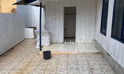 Casa com 3 quartos para alugar na Rua Goiás, --, Centro, Londrina por R$ 1.100