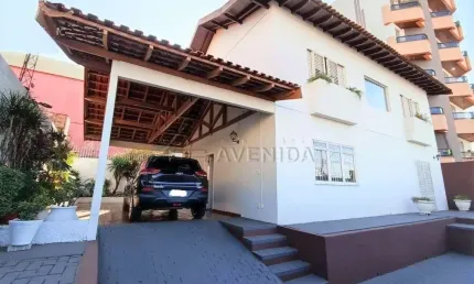 Casa com 4 quartos à venda na Gomes Carneiro, --, Boa Vista, Londrina por R$ 1.100.000