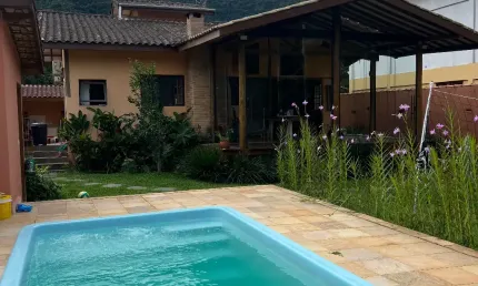 Casa a venda com piscina em ubatuba com 3 quartos e edícula em condomínio