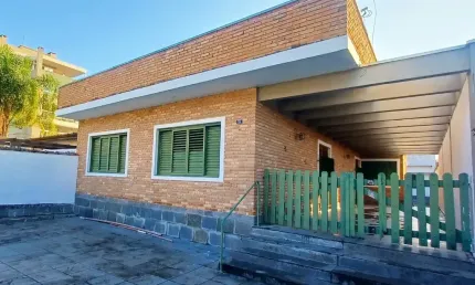 Casa a venda em ubatuba no centro com2 quartos e edícula perto da prefeitura