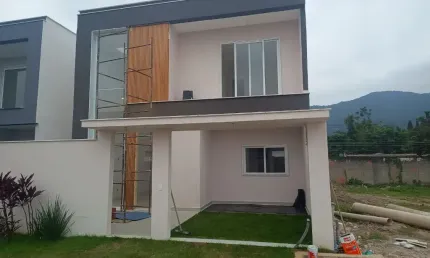 Linda Casa a venda Vargem Pequena LEGALIZADA sala 3 ambientes com o pé direito duplo, com 4 Suítes, 1 no Térreo, Piscina e Churrasqueira !