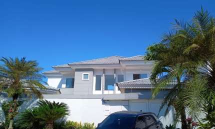 Linda Casa com 4 Suítes sendo 1 no térreo, cozinha com armários planejados, Sótão, Sala 3 Ambientes, Piscina, Churrasqueira, sauna em uma Belíssima Área Gourmet c/ Dep. Completa toda a casa com ar con