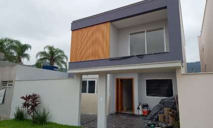 Linda Casa Legalizada Contemporânea a venda Vargem Pequena com 4 Suítes, closet, sendo1 no Térreo, Piscina e Churrasqueira e um belo jardim !