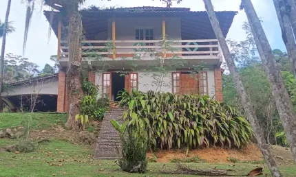 Lindo sítio à venda em Vargem Grande 28000m2 com bela casa, cachoeira, lago ( piscina natural ) , Próximo ao melhor centro gastronômico de Vargem Grande RJ, Haras, Pousadas, Escolas Etc....