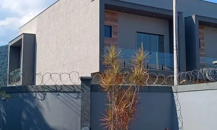 Linda casa Venda em Vargem Pequena RGI, Contemporânea com 3 Suítes 2 com varandas, piscina, churrasqueira e um belo jardim !