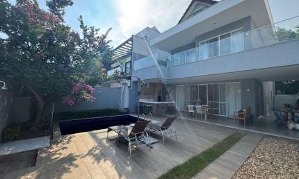 Linda casa à venda no Condomínio Art Life com 3 suítes , sala 3 ambientes, piscina, churrasqueira em um belíssimo Cond. clube !