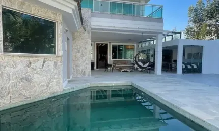 Linda casa a venda no Condomínio Parc des Palmiers no final do Recreio início da Barra  com 4 suítes, sala 3 ambientes em um terreno de 800m² !