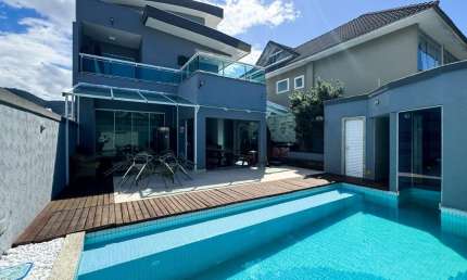 Linda casa a venda no Condomínio Parc des Palmiers no final do Recreio início da Barra com 3 suítes mais 1 quarto no térreo, sala 3 ambientes , piscina, churrasqueira e jardim em um belíssimo Cond. cl
