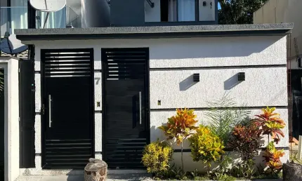 Vendo no PONTAL linda casa de 2 quartos com piscina e churrasqueira + 2 APT quartos sala cozinha que ficam na parte de cima da casa com entradas independentes !  !